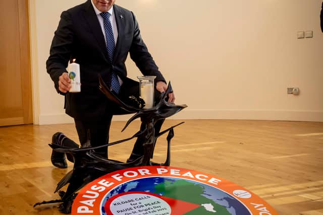 Taoiseach, Leo Varadkar visited Solas Bhríde Centre & Hermitages in Kildare on Friday where he gave his support for the Saint Brigid’s Day, Pause for Peace movement, an initiative spearheaded by IntoKildare and Solas Bhríde. Pause for Peace will see the residents of County Kildare (Ireland) calling on people all around the world to stop for a minute’s silence at 12.00 noon (local time) on the 1st of February 2023.