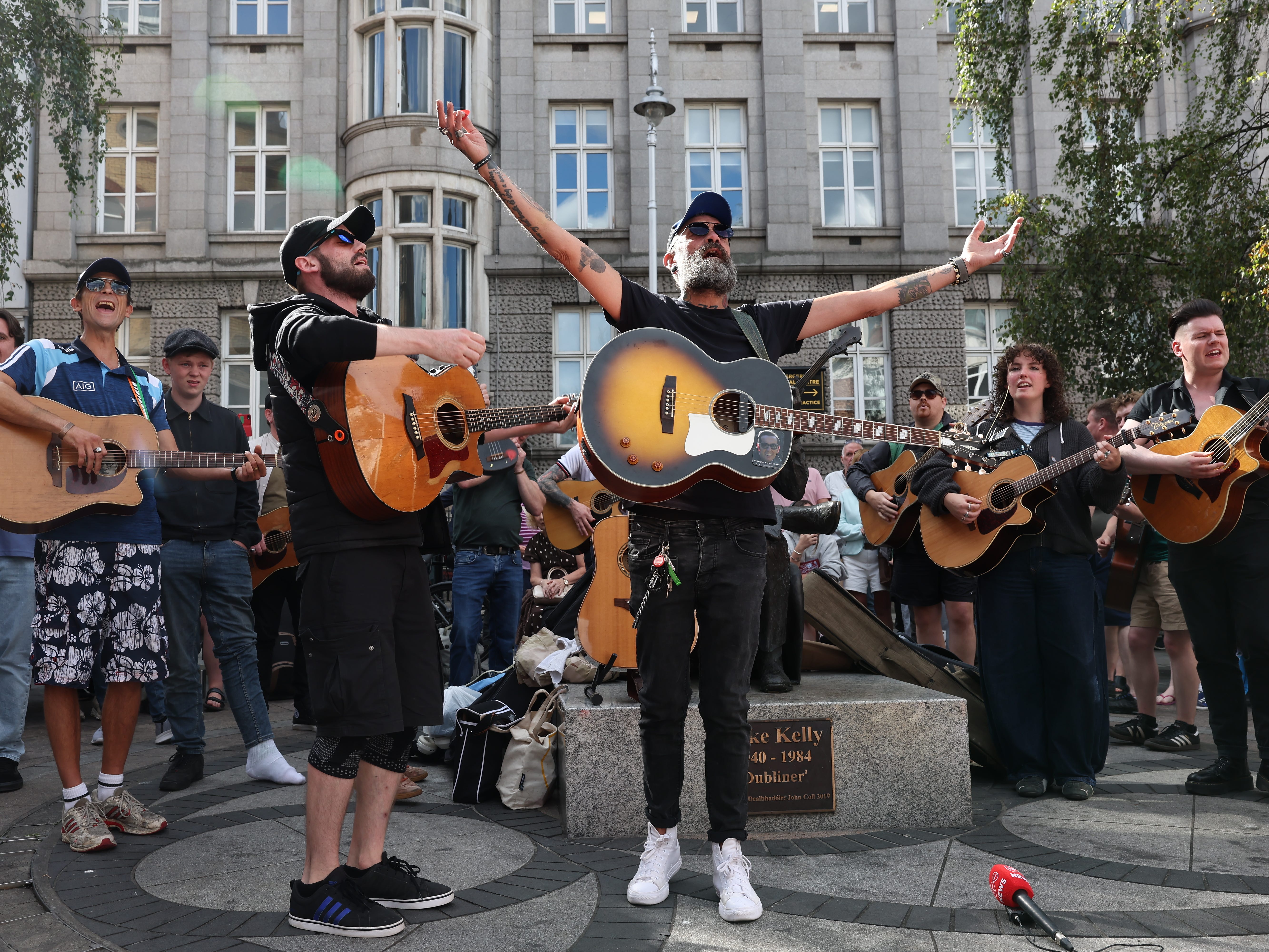 Musicians gather in Dublin to pay tribute to Glen Hansard