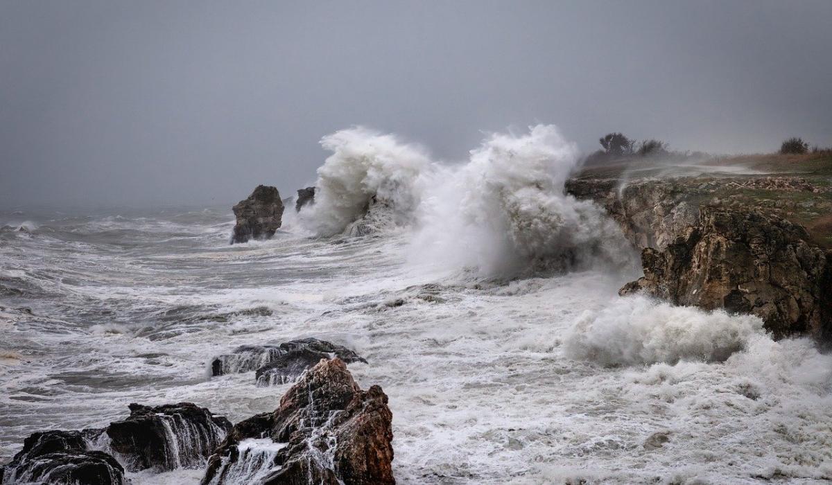 ALERT Met Éireann extends status orange weather warning as Storm