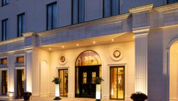 'People leaving well known Kildare hotel have to walk on the road'