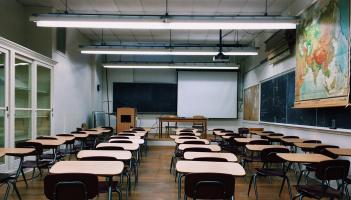 Closure of Kildare national school 'shows government&rsquo;s ineptitude and incompetence'