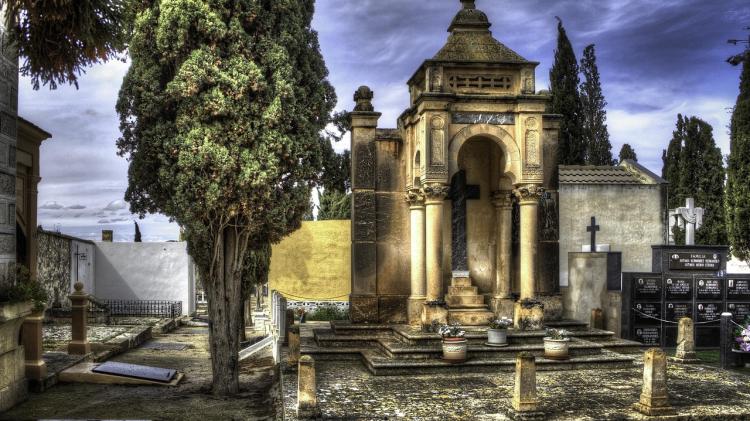 Works needed for interior of mausoleum in Kildare, local rep stresses