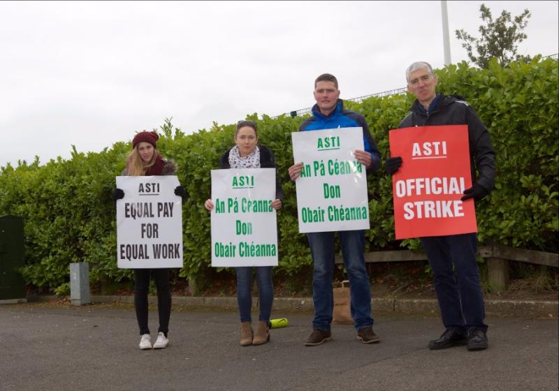 Kildare teachers picket outside schools