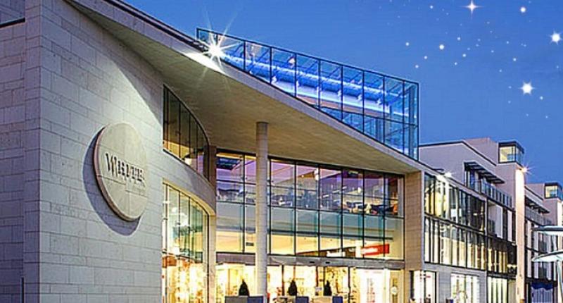 Christmas discount shopping night at Newbridge's Whitewater SC