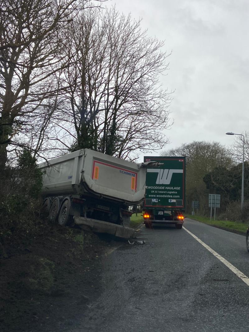 BREAKING: Dramatic scene as forty foot lorry leaves Kildare road