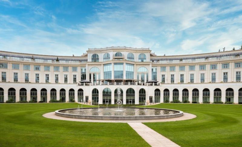 Hotel gets green light to build rooms for staff 
