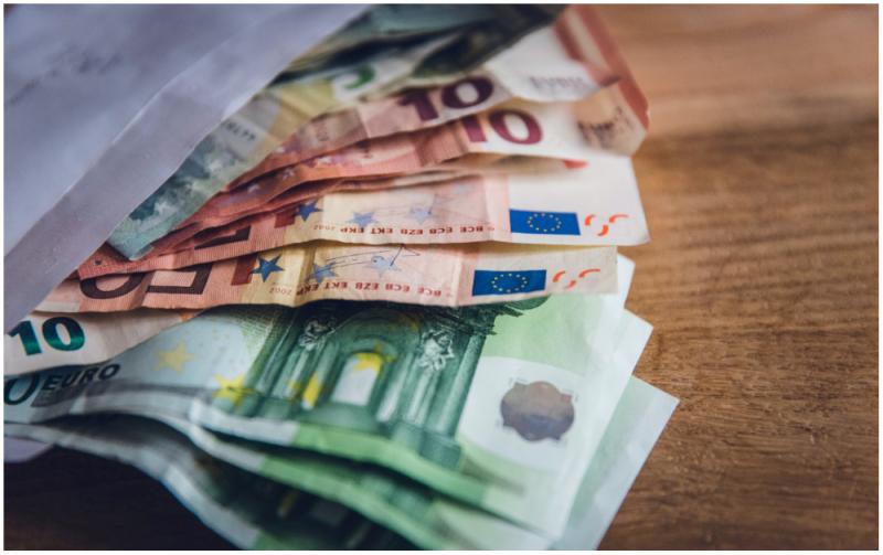 Restaurants and businesses may be forced to accept cash under proposed law