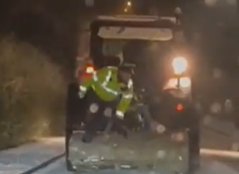 WATCH: Twitter users praise Garda for sanding dangerous roads on back of trailer