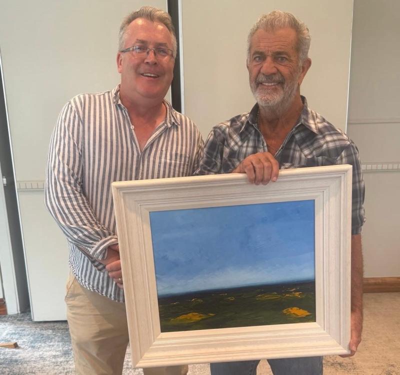 Curragh based artist, Michael Rowley recently had the honour of presenting Mel Gibson with one of his Braveheart Curragh landscapes on Saturday 9 August in Trim Castle Hotel.
