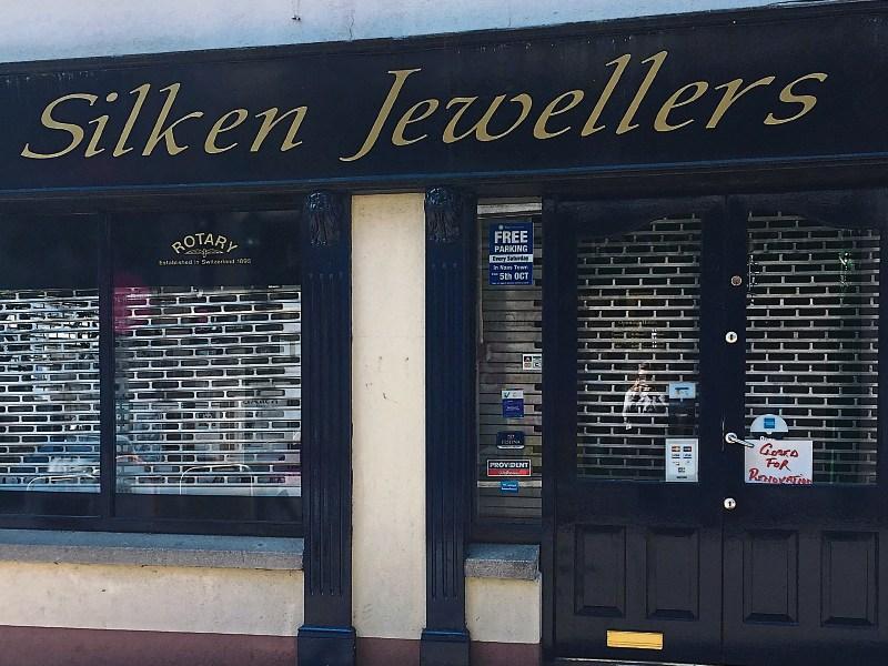'For Let' sign up at Silken Jewellers, Naas